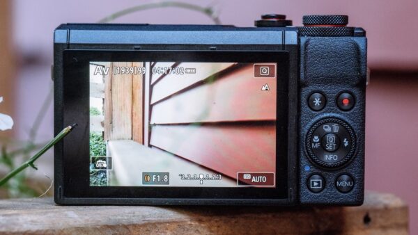 Màn hình LCD 3 inch của Canon PowerShot G7 X Mark III có độ phân giải 1.040.000 điểm ảnh