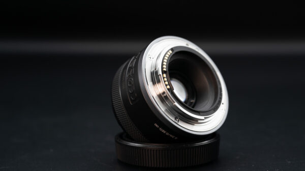 Canon RF 50mm f/1.8 STM là ví dụ điển hình cho một chiếc “nifty fifty” đáng sở hữu