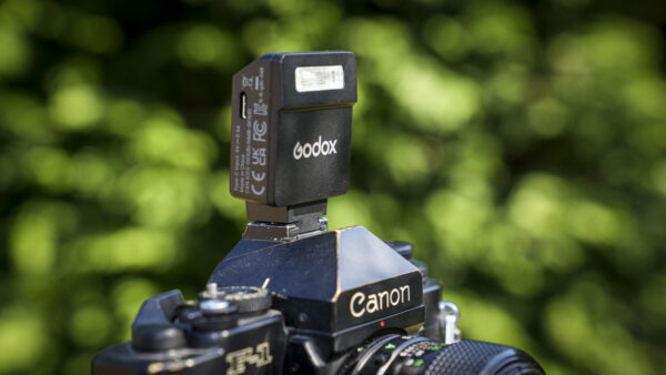 Đèn Flash Godox iM22 – Siêu nhỏ gọn, mạnh mẽ cho nhiếp ảnh hàng ngày