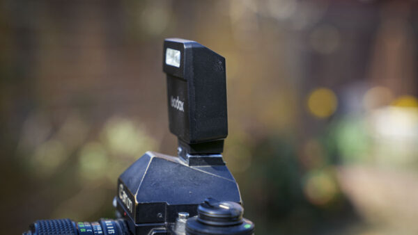 Godox iM22 được trang bị hotshoe mount tích hợp với tiếp xúc đơn