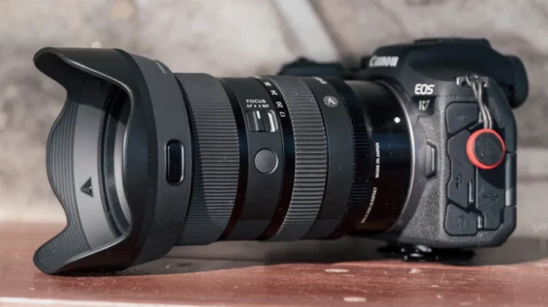 Một trong những điểm nổi bật của Sigma 17-40mm f/1.8 DC Art chính là thiết kế gọn nhẹ và bền bỉ