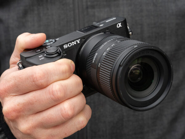 Thiết Kế Và Xây Dựng Của Sigma 18-50mm f/2.8 DC DN: Nhỏ Gọn Nhưng Bền Bỉ