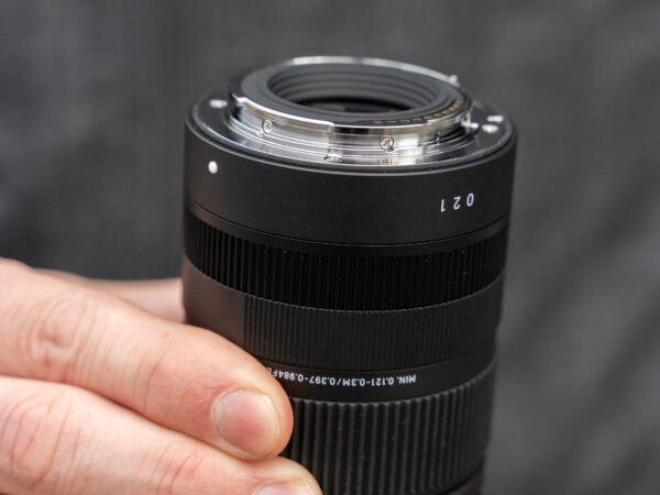 Sigma 18-50mm f/2.8 DC DN nhỏ hơn đáng kể
