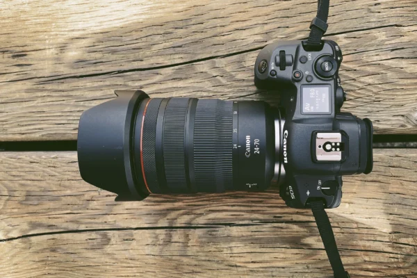 Đánh giá Canon RF 24-70mm F2.8 L IS USM: Khẩu độ tối đa f/2.8 cố định