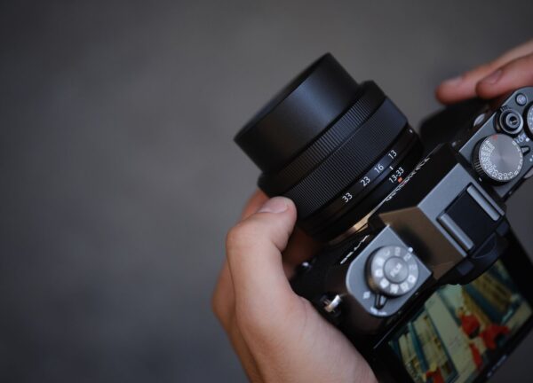 Cấu trúc quang học tiên tiến của FUJIFILM XC 13-33mm f/3.5-6.3 OIS bao gồm 10 thấu kính trong 9 nhóm