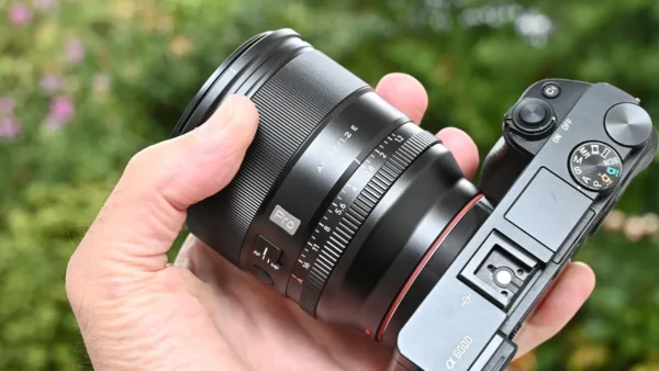 Cảm giác cầm nắm của Viltrox Pro, AF 56mm f/1.2 Pro trên hai hệ rất đồng nhất