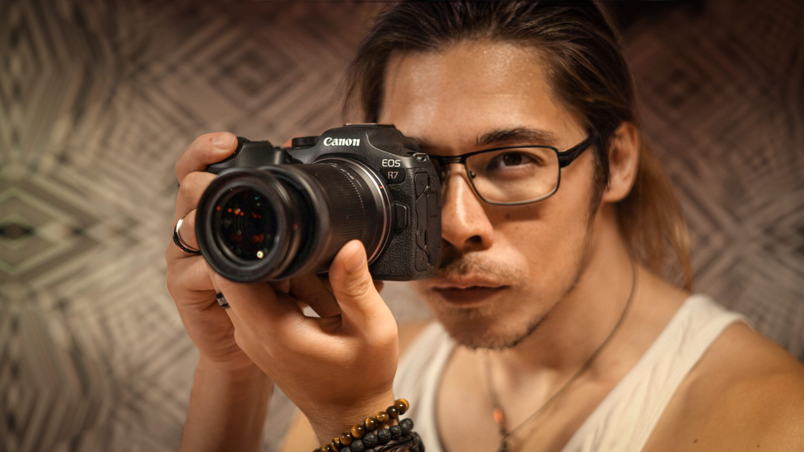 Nhiếp ảnh gia James Artaius cầm trên tay Canon EOS R7