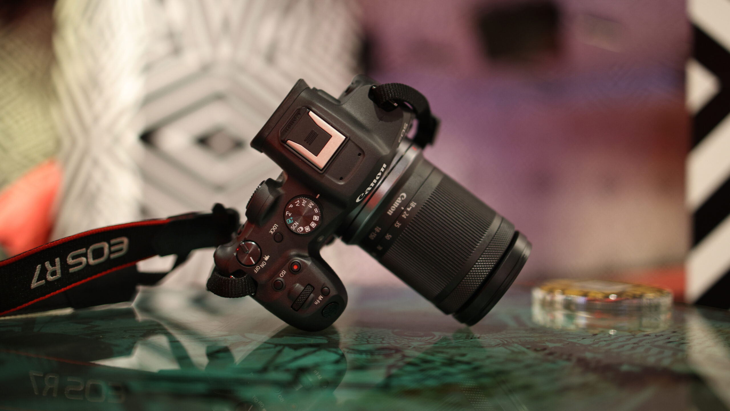 Máy ảnh Canon EOS R7 nhìn cận cảnh