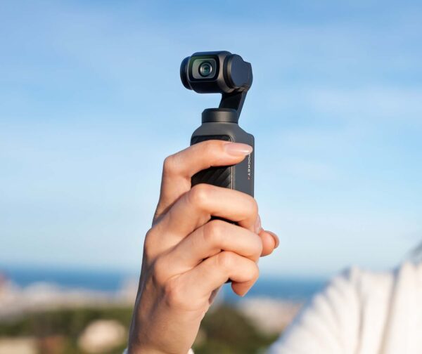 DJI Osmo Pocket 4 cho phép bạn vừa di chuyển vừa quay mà vẫn giữ được hình ảnh mượt mà
