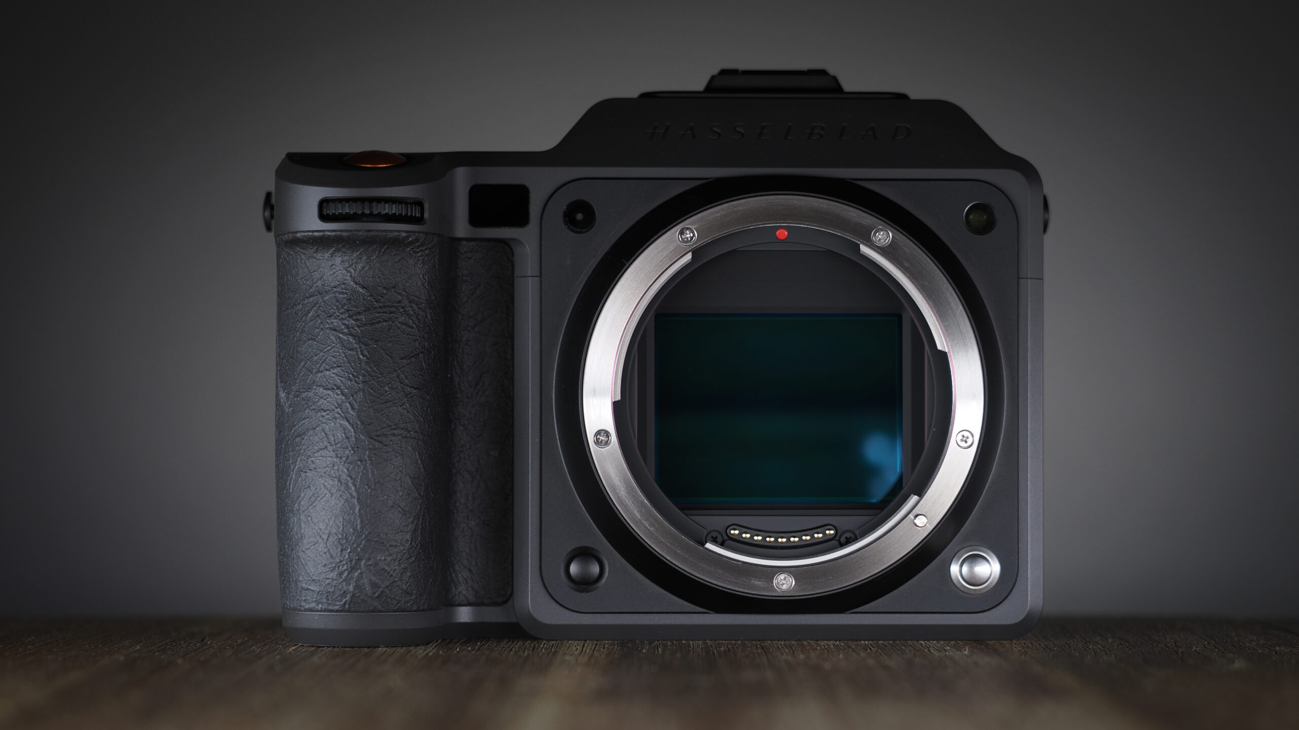 Máy ảnh Hasselblad X2D II 100C đặt trên mặt gỗ