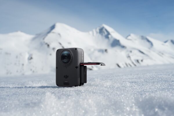 Khi sử dụng cùng phụ kiện tay cầm xoay chuyên dụng, DJI Osmo 360 II hỗ trợ quay video Vortex ở độ phân giải lên đến 8K/120fps