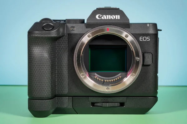 Canon EOS R8 Mark II sử dụng cảm biến CMOS full-frame kích thước khoảng 36,0 x 24,0 mm