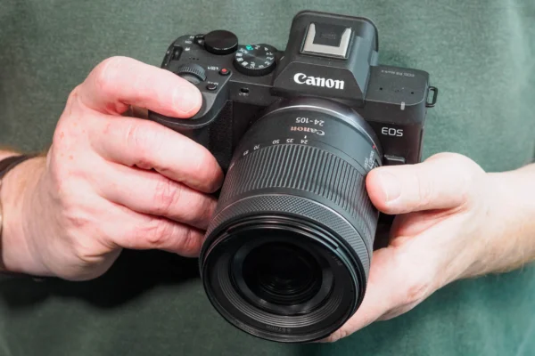 Thiết kế và chất lượng hoàn thiện của Canon R8 Mark II