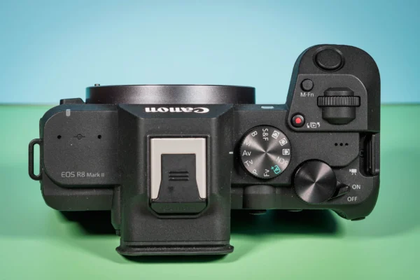 Canon EOS R8 Mark II là máy ảnh dùng màn trập điện tử và màn trập điện tử màn 1