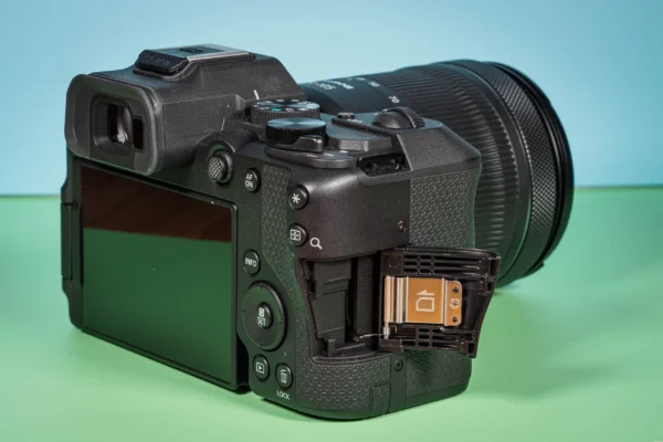 Canon R8 Mark II được trang bị đầy đủ cổng kết nối cho công việc hiện đại:
